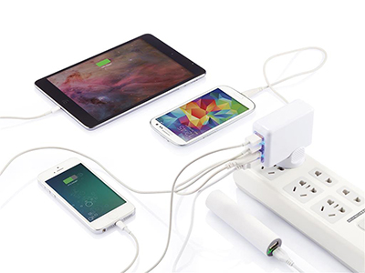 TRAVEL PLUG WITH A QUADRUPLE USB PORT