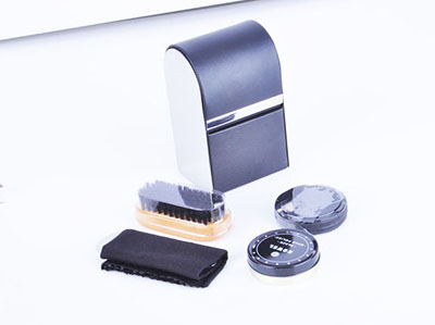 PORTABLE SHOE POLISH SET IN LEATHER BOX